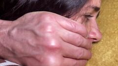 Odtwórz Różowa cipka brunetki Kate zostaje wykonana ręcznie w pończochach