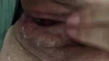 Riproduci L'ex moglie viene forte per papà mentre si strofina il clitoride creampied