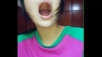 Redare Fată asiatică care își arată cariile dinților