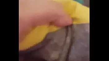 Riproduci Le avventure di Saras - la figa che gioca con la vescica piena la fa fare pipì nel letto