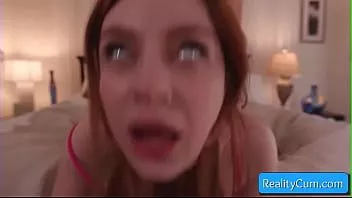 Reproducir La zorra pelirroja sexy Aaliyah Love recibe una fuerte penetración en su coño por detrás y recibe una gran carga de esperma caliente en su bonito trasero