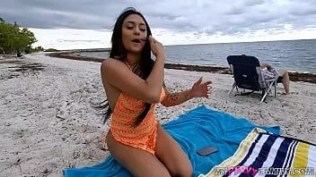 play Scena completă - woah, soția mea fierbinte, stivuită, tocmai m-a tras pe plajă - mypervyfamily -