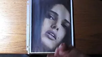 play Een naakte papa pompt zijn hete sperma op een mooie brunette.