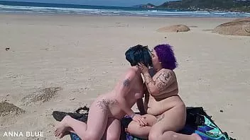Odtwórz Dwie nagie lesbijki całujące się na plaży
