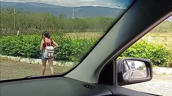 Odtwórz Znajduję seksowną, chudą autostopowiczkę spacerującą po drodze i rucham ją w zamian za podwiezienie