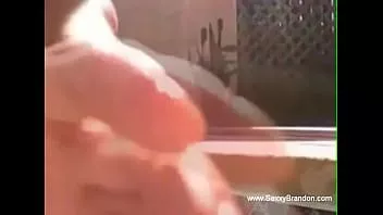 Jouer Un couple amateur se filme sexy au bord de la piscine