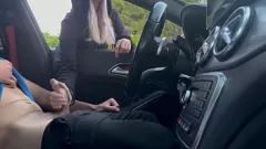 Reproduzir Stranger Cums para ajudar na sessão de punheta em carro público depois da academia