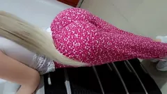Oynat Üvey Kızın Tezgah Arkasındaki Kışkırtıcı Pozisyonları Anal Sürprize Yol Açıyor