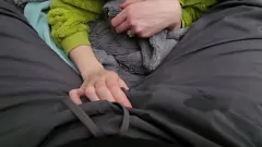 播放 室友的隐藏鸡巴挑逗：射在裤子里的色情遭遇