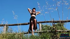 播放 法国青少年宝贝 Laura Devushcat 的花花公子独奏，大屁股暴露