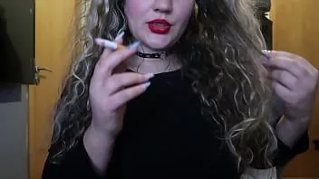 播放 红唇女孩为你吸了一口烟