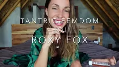 Odtwórz Wytatuowana kobieca dominacja Roxy Fox w gorącym tantrycznym JOI z wibratorem i CBT