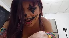 play Le costume d'Halloween exotique de la demi-soeur mène à du vrai sexe passionné avec son demi-frère chanceux