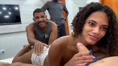 Abspielen Cuckold Ehemann beobachtet, wie Freunde die enge Muschi und den Arsch seiner Frau ficken