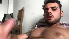 Abspielen Der muskulöse Teene Lucas Nobre kann sich nicht zurückhalten und pleite eine Nuss in seinem Mund