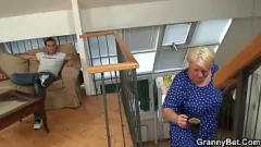 play Rijpe blonde oma wordt in werkelijkheid hard van achteren