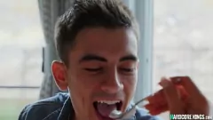 تشغيل اثنان من زملاء الغرفة في جبهة تحرير مورو الإسلامية يستمتعان بقضيب صغير في مجموعة ثلاثية المتشددين مع كبير الثدي وعمل الديك