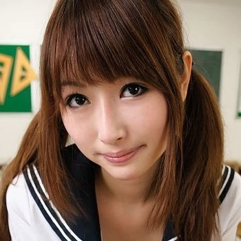 Actrita Mana Aoki